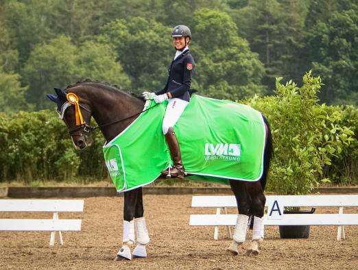 Foto: Jule Schreiner und ihr achtjähriger Wallach Huntelaar erzielten in der Dressurprüfung der Klasse L in Heide eine Wertnote von 8,5 - Fotograf: Moin Moin Design - Turnierfotografie