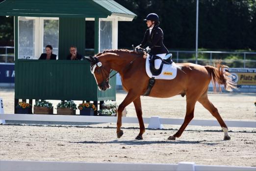 Foto: Julia Porzelt: dreimal Sieg mit ihrem Bruno - Fotograf:RI
