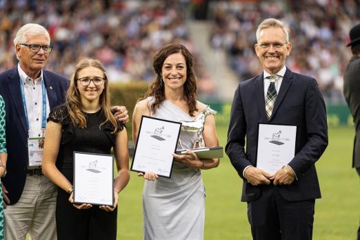 Foto: Vorjahressiegerin Juliane Barth mit den Platzierten Lia Beckmann und Jan Tönjes - Fotograf: CHIO Aachen/ Jasmin Metzner