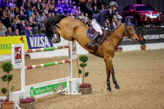 Foto: Julien Anquetin beendete seine Oldenburg-Premiere mit Gravity of Greenhill auf dem ersten Platz im Großen Preis - Fotograf: Stefan Lafrentz