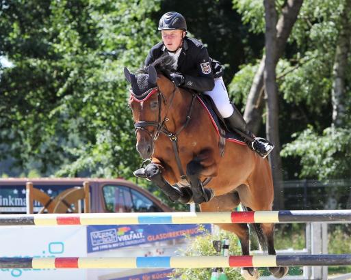 Foto: Christoph Maack (hier beim 28. Landesturnier mit Lord Qredo de Galoubet) ist amtierender Landesmeister der Jun-gen Reiter, will den Titel verteidigen, startet aber auch in der S-Klasse - Fotograf: Jutta Wego