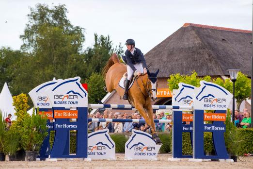 Foto: Jumpte mit Hhs Seattle zum Sieg in der Qualifikation zur BEMER Riders Tour beim CSI Ommen - Irlands Matt Garrigan - Fotograf: Leanjo de Koster