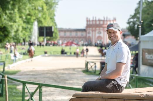 Foto: Kennt den Biebricher Schloßpark wie seine Westentasche - Wiesbadens Multisieger Michael Jung - Fotograf: TomsPic