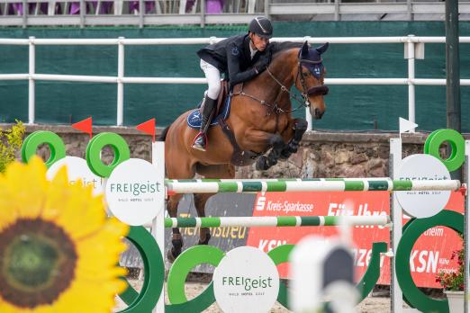 Foto: Der junge Niederländer Kevin Jochems gewinnt das Eröffnungsspringen - Fotograf: Stefan Lafrentz 