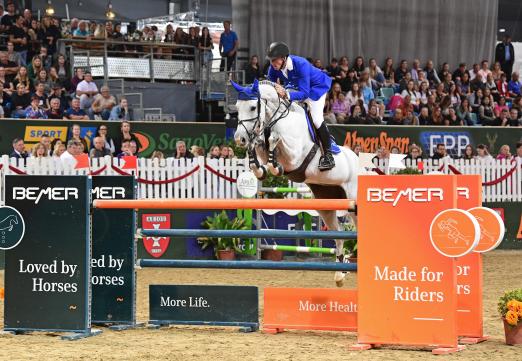 Foto: Der Niederländer Jur Vrieling und seine Schimmelstute Griffin van de Heffinck sprangen zwei absolut souveräne, fehlerfreie Runden in der Arena Nova in Österreich - Fotograf: HORSIC