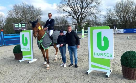 Foto: Fabian Kühl (b-horses) war einer der ersten Gratulanten für Lars Bak Andersen und Carl-Heinz B in Ehlersdorf - Fotograf: Veranstalter