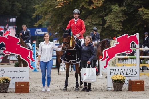 Foto: In der FUNDIS Youngster Tour für Siebenjährige siegte Shane Dwan mit Havalla in Paderborn - Fotograf: © JohannaMilsePhotography.com