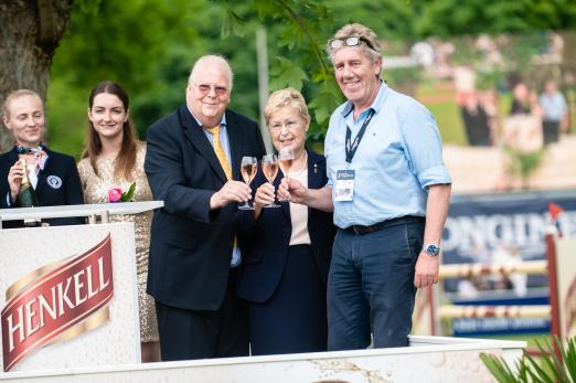 Foto: Drei besondere Persönlichkeiten, die das PfingstTurnier prägen: WRFC-Vize-Präsident Dr. Hanns-Dietrich Rahn, Präsidentin des Wiesbadener Reit- und Fahr-Clubs Kristina Dyckerhoff und der sportliche Leiter Frank Rothenberger - Fotograf: TomsPic.de