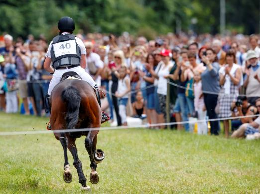 Foto: Michael Jung genießt die Wiesbadener Fan-Nähe – der fünfmalige Wiesbaden-Sieger ist auch 2022 wieder dabei - Fotograf: Sportfotos-Lafrentz.de