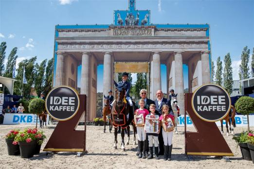 Foto: Laureen Budde (GER)/Gosbodino gewinnen den CSI1* IDEE KAFFEE Preis. Es gratulieren Albert Darboven und Veranstalter Volker Wulff - Fotograf: Sportfotos-Lafrentz