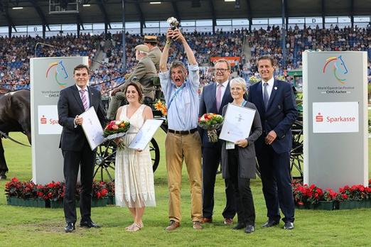 Foto: Eric Knoll feiert den Gewinn der Silbernen Kamera. Luz MÜller (links) wurde Zweite, Annette Dölger kam auf den dritten Platz. Es gratulieren v.l.: Norbert Laufs, Vorstandsvorsitzender der Sparkasse Aachen, Thomas Pennartz Geschäftsführer des Rheinischen Sparkassen- und Giroverbands und ALRV-Aufsichtsratsmitglied Wolfgang Mainz