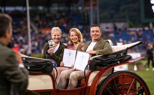 Foto: Die drei Platzierten der „Silberne Kamera“, Pauline von Hardenberg (l.), Diana Wahl (m.) und Andreas Steindl (r.) - Fotograf: CHIO Aachen/Jil Haak