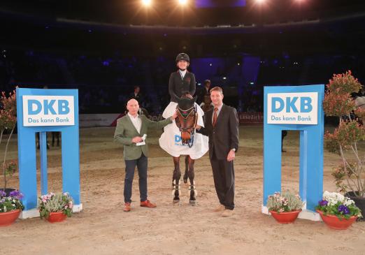 Foto: Ekkehard Weiß (DKB-Regionalleiter) und Franke Sloothaak gratulieren der schnellen Finja Bormann - Fotograf: Andreas Pantel 