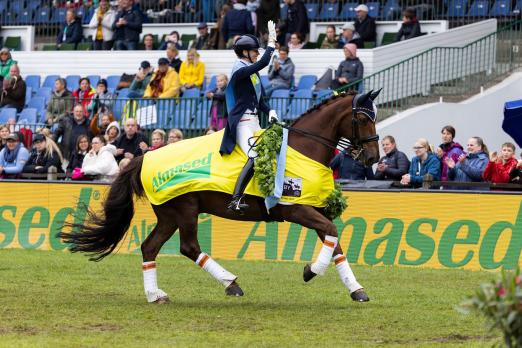 Foto: Kathleen Kröncke siegt im Almased 62. Deutschen Dressur-Derby - Fotograf: Thomas Hellmann