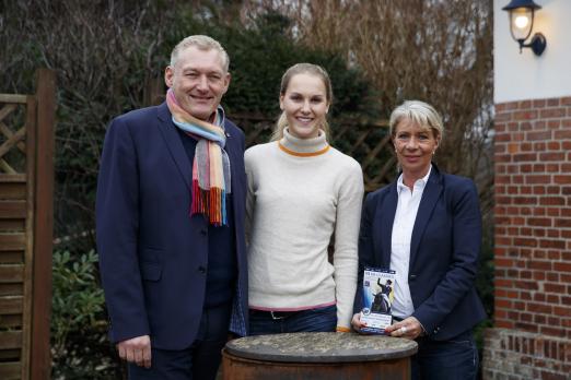 Foto: Vorfreude auf die VR Classics bei v.l. Ulf Paetau (Presse- und Informationsdienst Volksbanken und Raiffeisenbanken), Dressurreiterin Kathleen Keller und VR Classics-Organisationsleiterin Bettina Schockemöhle - Fotograf: Stefan Lafrentz