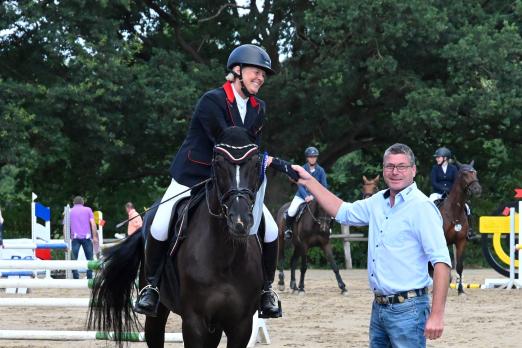 Foto: Kerrin Sönnichsen und ihre Cessadia belegten im Balios Hunter Cup in der 95er-Klasse Platz zwei und in der 85er-Klasse Rang drei. Balios-Handelsvertreter Stefan Marpert gratulierte - Fotograf: Veranstalter