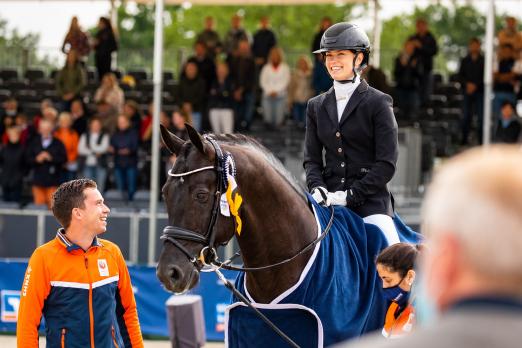 Foto: Freude über den Weltmeistertitel für Kjento - Züchter A. J. van Os und Reiterin Charlotte Fry - Fotograf: J. Fellner