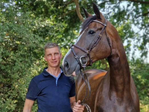 Foto: Zum 1. Oktober nimmt Jens Klöppel seine Tätigkeit für die Holsteiner Verband Hengsthaltungs GmbH auf - Fotograf: Privat