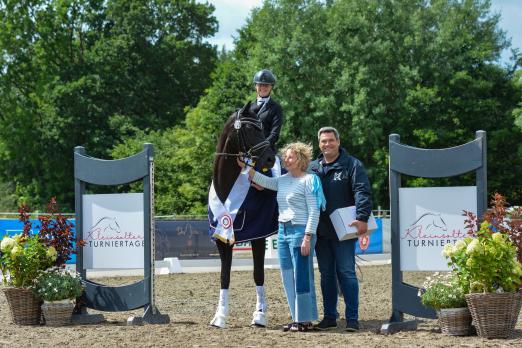 Foto: In Kleinsolt gratulierten Katja und Alexander Kuschel dem siegreichen Paar, Scorlan Jenna Andersen mit Fine Prima Donna, zum Einzug ins Kuschel Cup Finale - Fotograf: RathmannVerlag/Malina Blunck