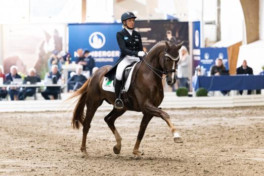 Foto: Ingrid Klimke sichert sich in Schenefeld den letzten Startplatz zum Finale - Fotograf: Hellmann