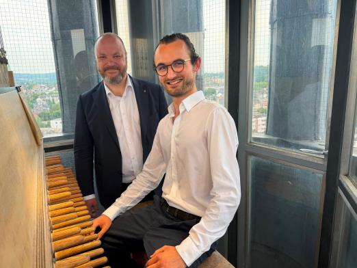 Foto: Komponist Marc Vogler (rechts) und Dr. Michael Ziemons, Oberbürgermeister der Stadt Aachen (links), trafen sich gemeinsam im Glockenturm des Aachener Rathauses, um in der Innenstadt eine erste Kostprobe der neuen WM-Hymne auf dem Glockenspiel zu präsentieren Foto: Komponist Marc Vogler (rechts) und Dr. Michael Ziemons, Oberbürgermeister der Stadt Aachen (links), trafen sich gemeinsam im Glockenturm des Aachener Rathauses, um in der Innenstadt eine erste Kostprobe der neuen WM-Hymne auf dem Glockenspiel zu präsentieren