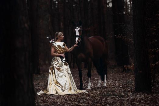 Foto: Olympiasiegerin Julia Krajewski auf den Spuren des mythischen König Artus und seinem sagenumwobenen Schwert Excalibur. Das Bild ist beim Fotoshooting für das aktuelle Magazin entstanden - Fotograf: CHIO Aachen/Diana Wahl