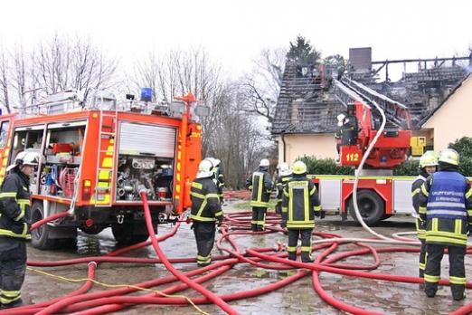 Foto: Während der Dachstuhlbrand von außen über die Drehleiter der Feuerwehr Bargteheide bekämpft wurde... - Fotograf: KFV Stormarn o. Heydasch 