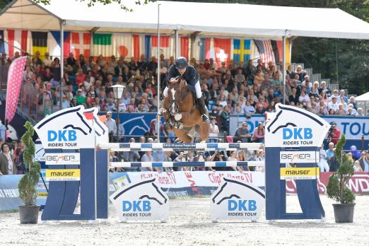 Foto: Andreas Kreuzer siegt mit Calvilot im Großen Preis von Paderborn und macht mächtig Boden gut in der DKB-Riders Tour - Fotograf: Karl-Heinz Frieler