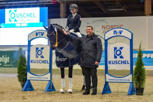 Foto: Dressursiegerin im Kuschel Cup: Mia-Marie Rondi mit Monclaire verdienten sich die goldene Schleife und damit den Gesamtsieg. Alexander Kuschel gratulierte - Fotograf: RathmannVerlag/Malina Blunck