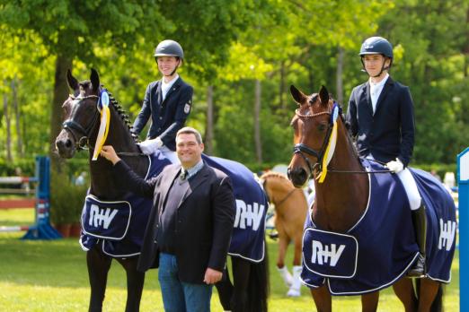 Foto: Gleich zwei Sieger bei der ersten Dressur-Station des Kuschel Cups - Alexander Kuschel gratulierte Bruno Bast mit Rocking Rose (rechts) und Tjore Schmielau mit Fürstin Grande (links) zu den golden Schleifen beim Jubiläumsturnier in Wedel - Fotograf: RathmannVerlag/Tina Siebenhaar