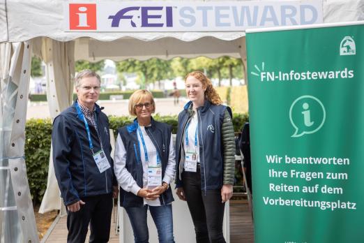 Foto: Agieren auch beim CHIO Aachen 2025 als Ansprechpartner für die Zuschauer: die Info-Stewards - Fotograf: CHIO Aachen Foto: Agieren auch beim CHIO Aachen 2025 als Ansprechpartner für die Zuschauer: die Info-Stewards - Fotograf: CHIO Aachen