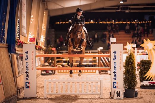 Foto: Emilia Löser fliegt zum Sieg im Großen Preis der Aachenr Bank eG. - Fotograf: Jil Haak