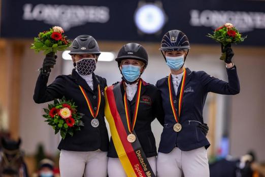 Foto: Lächeln mit Maske - die drei Medaillengewinnerinnen der DM - Fotograf: Sportfoto-Lafrentz.de