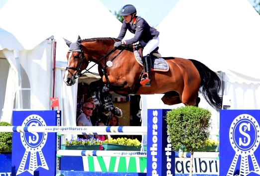 Foto: Laura Klaphake mit Nifrane de Kreisker, Siegerin im Großen Preis der Jungen Reiter in 2014 - Fotograf: © Mark Große Feldhaus Foto: Laura Klaphake mit Nifrane de Kreisker, Siegerin im Großen Preis der Jungen Reiter in 2014 - Fotograf: © Mark Große Feldhaus