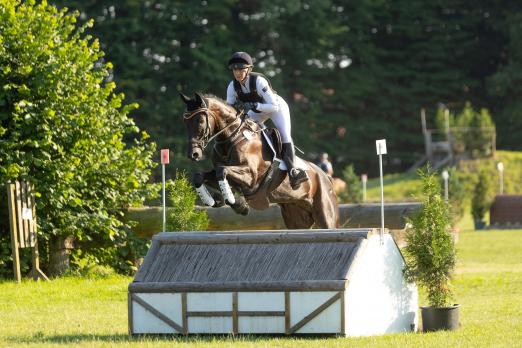 Foto: Olympiakader-Reiterin Sophie Leube hat den sechsjährigen Trakehner Isselhook’s Asaro v. Hirtentanz bereits zum zweiten Mal für die Bundeschampionate qualifiziert und wird auch beim Trakehner Bundesturnier am Start sein - Fotograf: Jutta Bauernschmitt