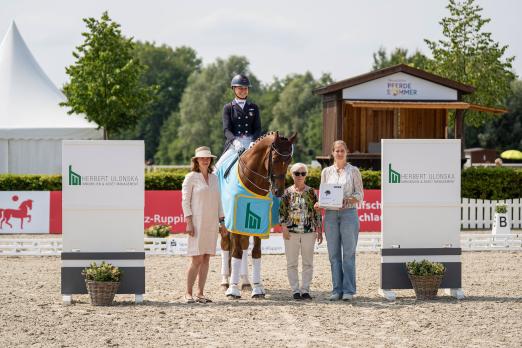 Foto: Adrienne Lyle (USA) im CDI4* Grand Prix de Dressage, der Preis von Herbert Ulonska Immobilien & Asset Management - Fotograf: EG Media Foto: Adrienne Lyle (USA) im CDI4* Grand Prix de Dressage, der Preis von Herbert Ulonska Immobilien & Asset Management - Fotograf: EG Media