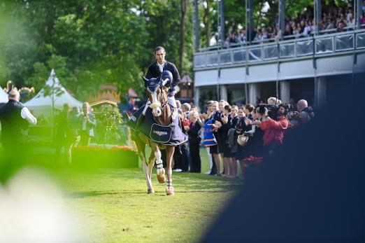Foto: Der Italiener Elia Simonetti gewinnt mit LiLaBo den LONGINES GRAND PRIX OF WIESBADEN, den großen Preis der Stadt Wiesbaden - Fotograf: tomspic.de