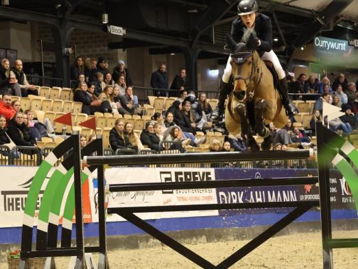 Foto: Luft geholt und losgelegt - Hannes Ahlmann und Tiepolo, Sieger des S*Springen mit Stechen in den Holstenhallen - Fotograf: J. Luther