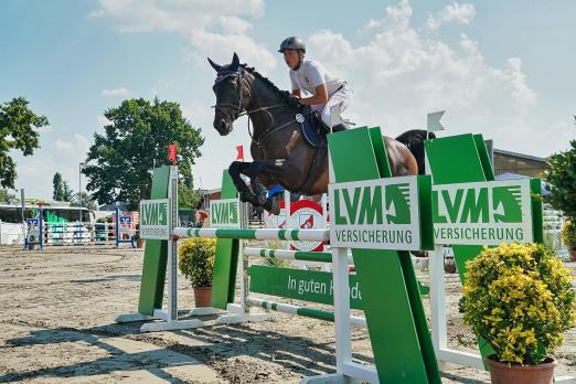 Foto: Joost Sievers und Carlsson G siegten in der zweiten Abteilung der L-Stilspringprüfung - Fotograf: Foto Putfarcken