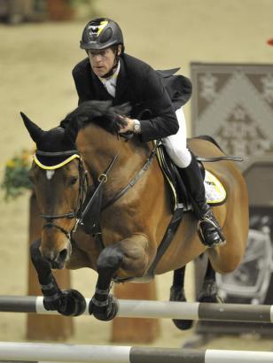 Foto: Marcus Ehning springt mit Noltes Küchengirl über ein Hindernis. - Fotograf: Georgios Kefalas - dpa