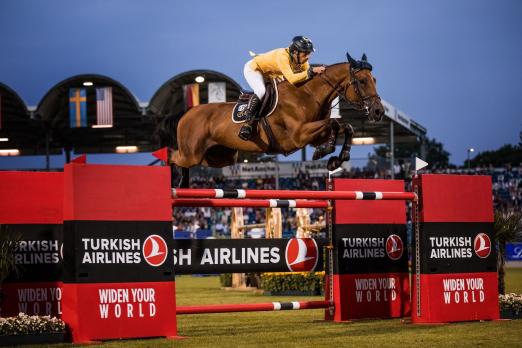 Foto: Yuri Mansur im Turkish Airlines-Preis von Europa beim CHIO Aachen 2023 - Fotograf: CHIO Aachen/Arnd Bronkhorst