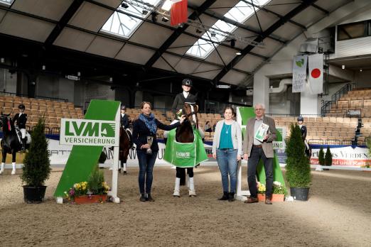 Foto: Marie Holtfreter siegte mit der Traumnote 8,8 im LVM Cup Finale Dressur 2019. Für das Veranstalter-Team gratulierte Barbara Schöneich-Dederichs (SHS Holstein International). Für die LVM Versicherung überbrachten Johanna Marheineke (Referentin für Landwirtschaft und Pferdezucht / -sport, LVM) und der langjährige LVM Vertrauensmann Joachim Seismann die Glückwünsche - Fotograf: Jan Petersen