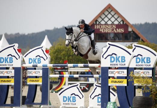 Foto: Sprangen in Wiesbaden an die Spitze des DKB-Riders Tour Rankings: Markus Beerbaum und Comanche - Fotograf: Stefan Lafrentz