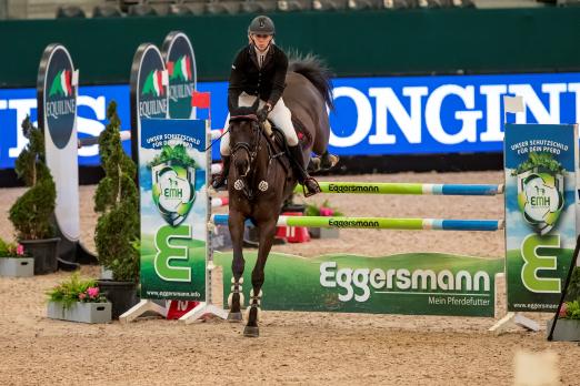Foto: Marlene Franz siegte mit Cosmea im Stechen im Eggersmann Junior Cup Finale - Fotograf: Sportfotos-Lafrentz