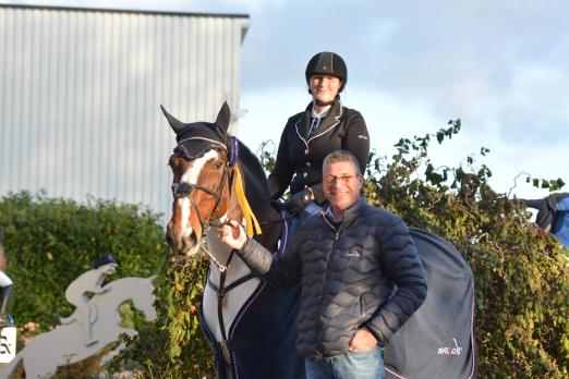 Foto: Stefan Marpert gratuliert Marion-Tanja Oehrl mit Damien de Lioncourt zum Titel des Overall-Champion im Balios Hunter Cup 2022 - Fotograf: RathmannVerlag/Malina Blunck