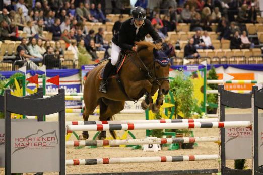 Foto: Mattis Johannsen ging mit seiner Stute Chicca-Blue für das siegreiche Team Knutzen an den Start - Fotograf: Tara Gottmann