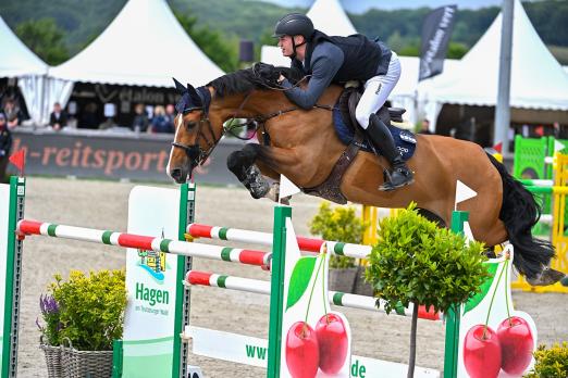 Foto: Max Paschertz und Foodfox' Cathilde H holen sich den Sieg im Junge Reiter Grand Prix - Fotograf: © Foto Rüchel Foto: Max Paschertz und Foodfox' Cathilde H holen sich den Sieg im Junge Reiter Grand Prix - Fotograf: © Foto Rüchel