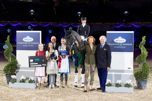 Foto: Marina und Toni Meggle mit Victoria Michalke, MEGGLE Champion of Honour over all 2018 - Fotograf: Thomas Hellmann