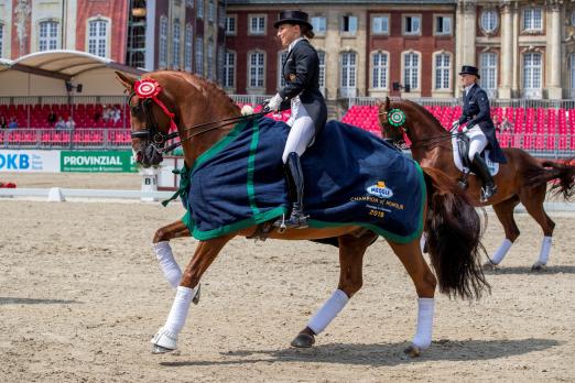 Foto: Charlott-Maria Schürmann gewinnt im Sattel ihres bewährten Burlington die Münsteraner Station der MEGGLE Champions of Honour - Fotograf: Stefan Lafrentz