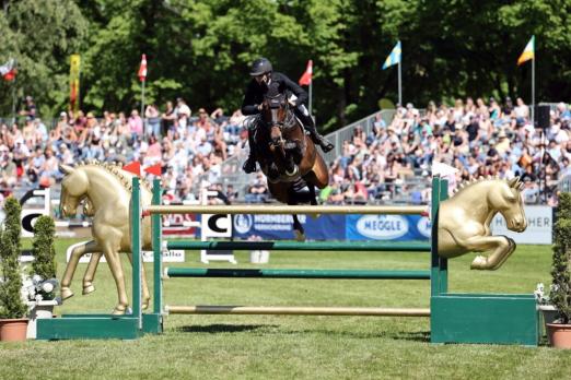 Foto: Volle Kulisse beim Großen Preis von Bayern 2024: Michael Viehweg platzierte sich souverän auf Rang zwei - Fotograf: Fotoagentur Dill